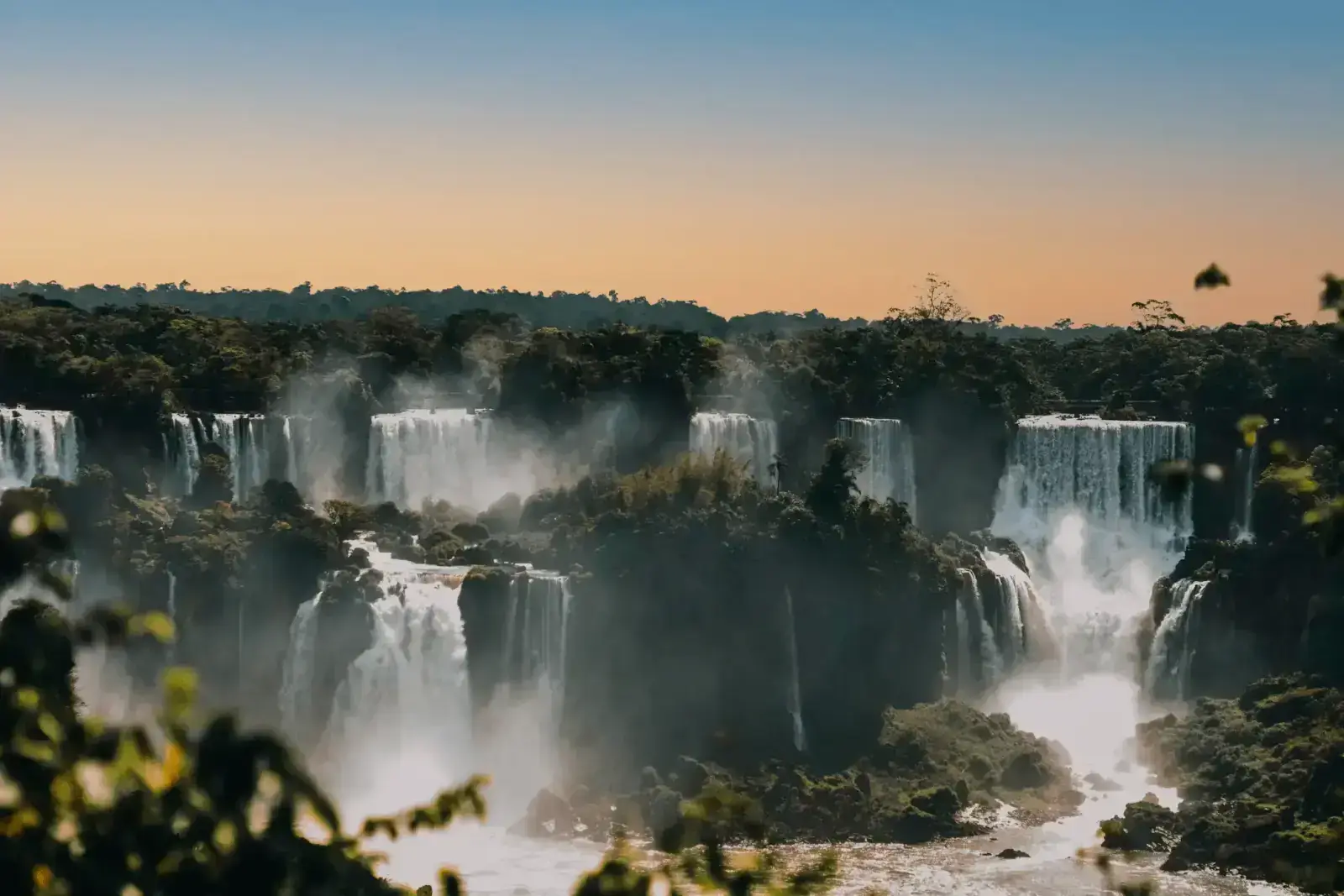Chutes d'eau et forêt tropicale au Paraguay